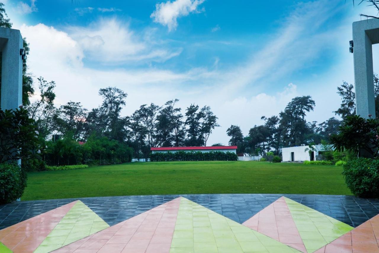 Shanti Resorts Valsad Екстериор снимка