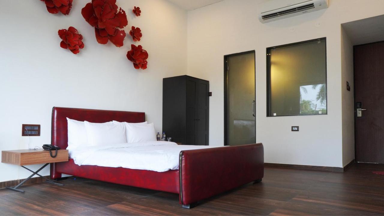 Shanti Resorts Valsad Екстериор снимка
